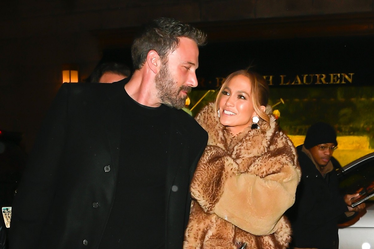 Jennifer Lopez într-o haină de blană alături de Ben Affleck