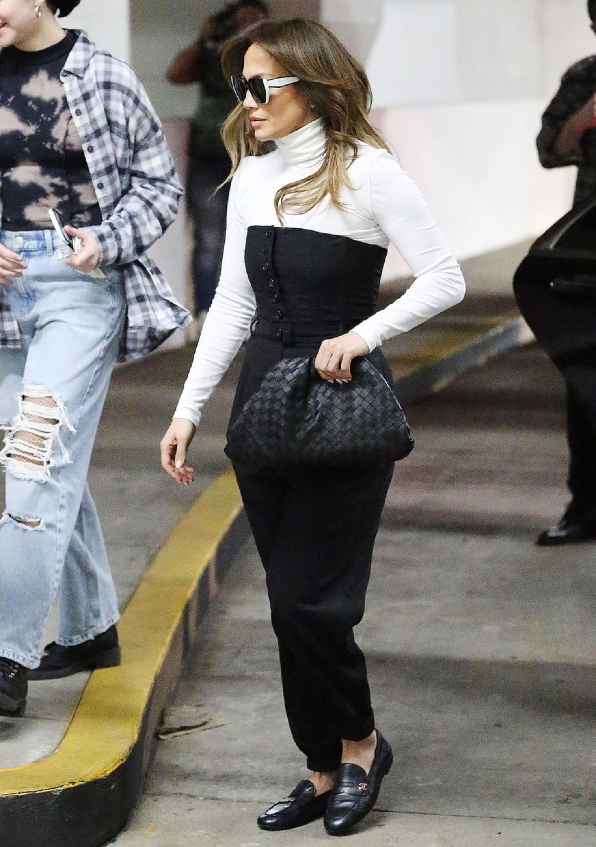 Jennifer Lopez într-o maletă albă și un corset negru în timp ce merge ma întâlnire cu Ben Affleck