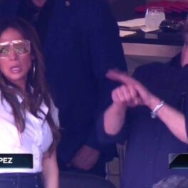 Jennifer Lopez și Ben Affleck în tribune la Super Bowl 2022 în timp ce dansează