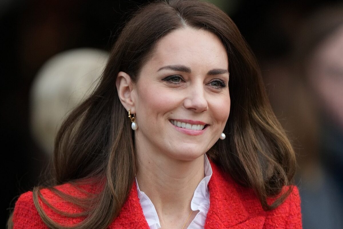 Kate Middleton într-un sacou roșu în timpul turului regal din Danemarca