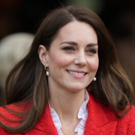 Kate Middleton într-un sacou roșu în timpul turului regal din Danemarca