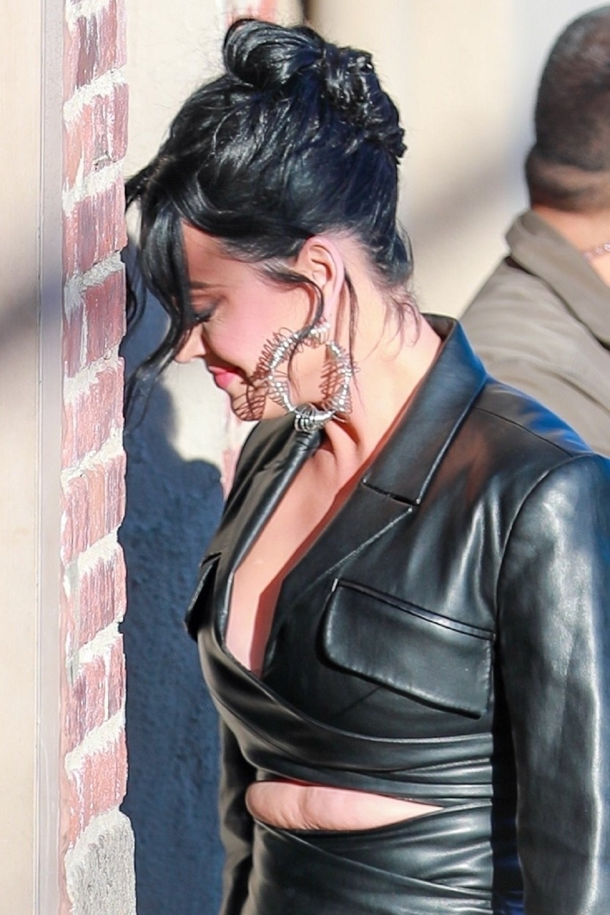 Katy Perry și-a lăsat la vedere abdomenul într-un costum din piele negru
