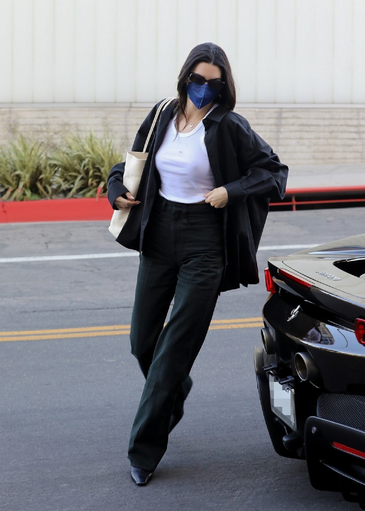 Kendall Jenner într-o ținută casual în timp ce iese din mașina sa