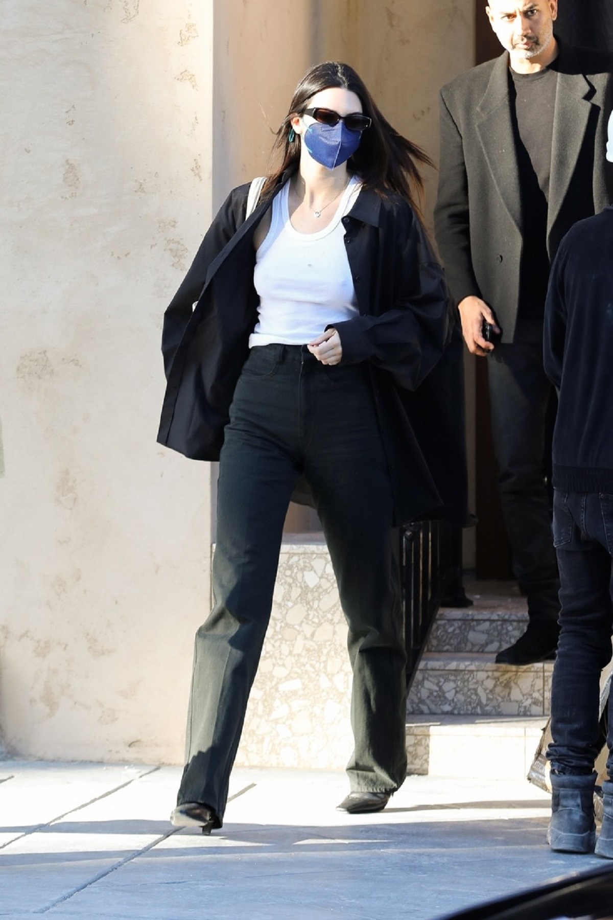 Kendall Jenner într-o ținută casual în timp ce iese dintr-un hotel