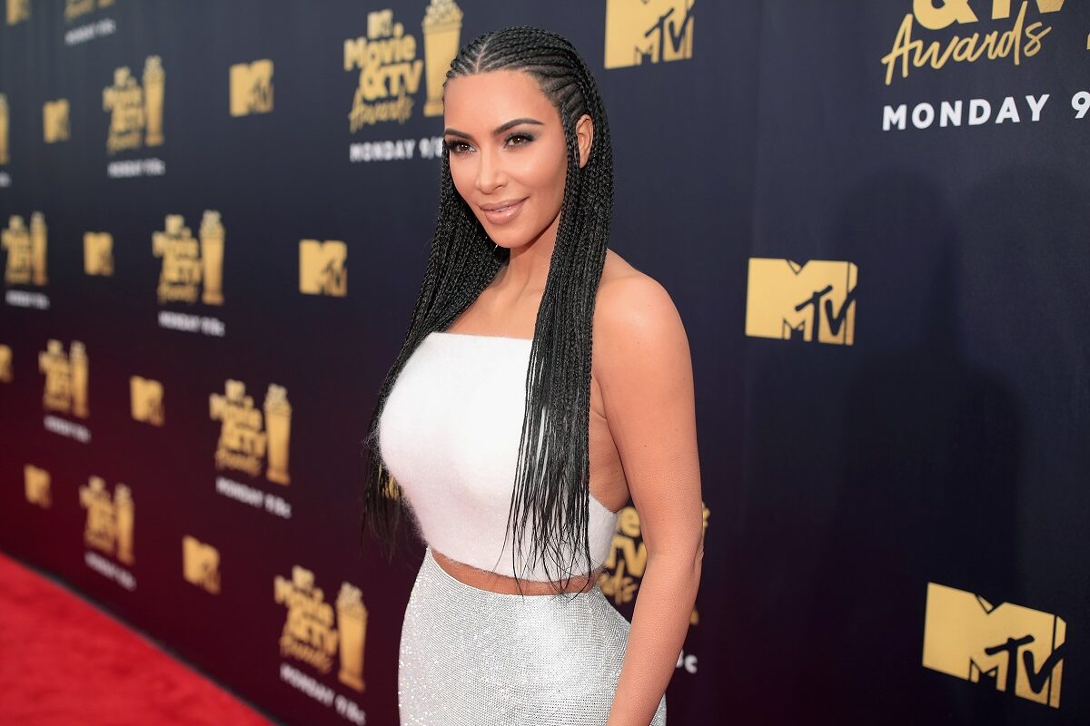 Kim Kardashian într-o ținută albă la Premiile MTV din anul 2018