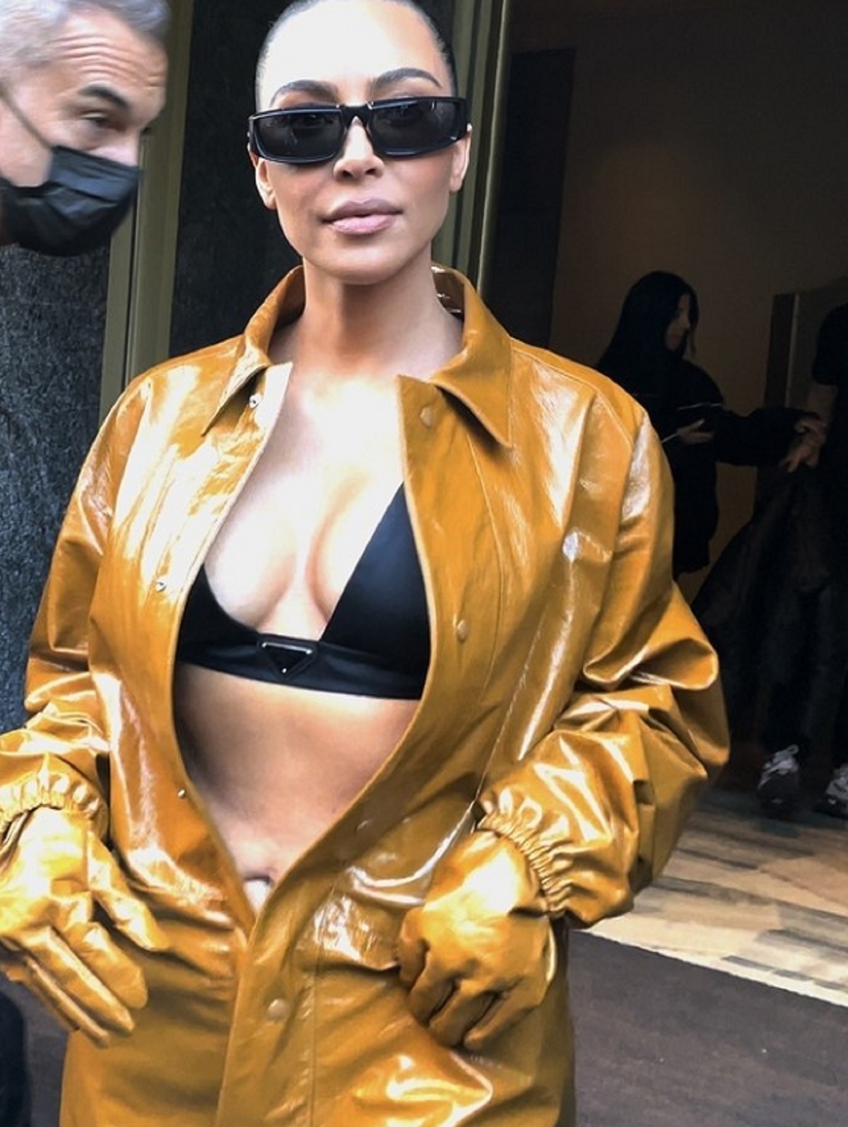Kim Kardashian cu bustul la vedere într-un costum din piele portocaliu