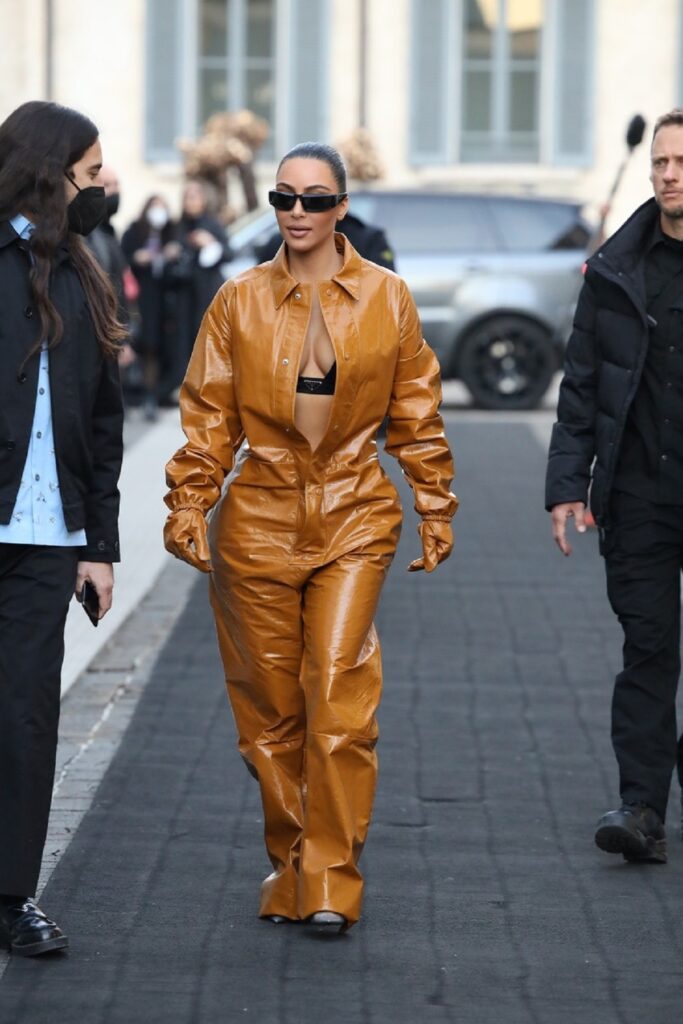 Kim Kardashian într-un costum de piele portocaliu pe străzile din Milano