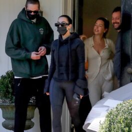Kim Kardashian și Pete DAvidson în timp ce părăsesc locuința unor prieteni