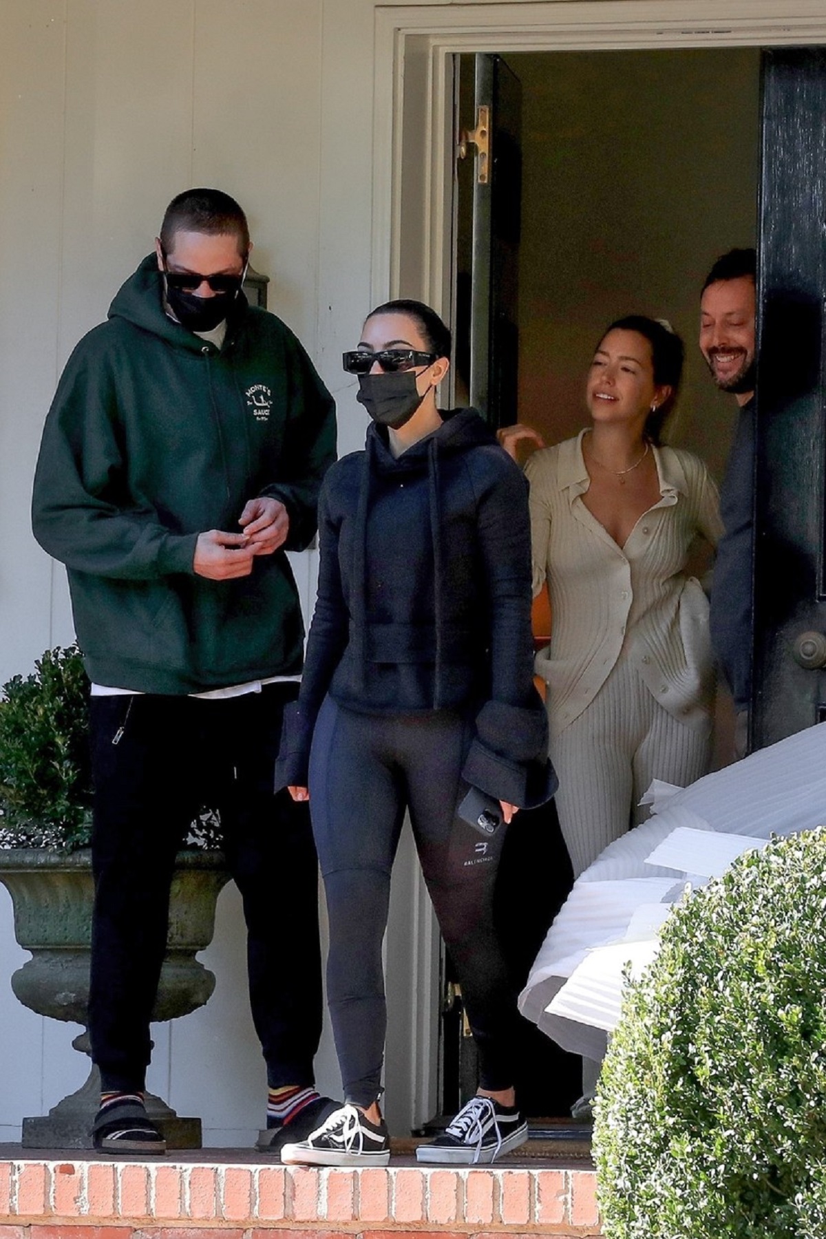 Kim Kardashian și Pete DAvidson în timp ce părăsesc locuința unor prieteni