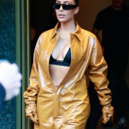 Kim Kardashian și-a lăsat bustul la vedere într-un costum din piele portocaliu