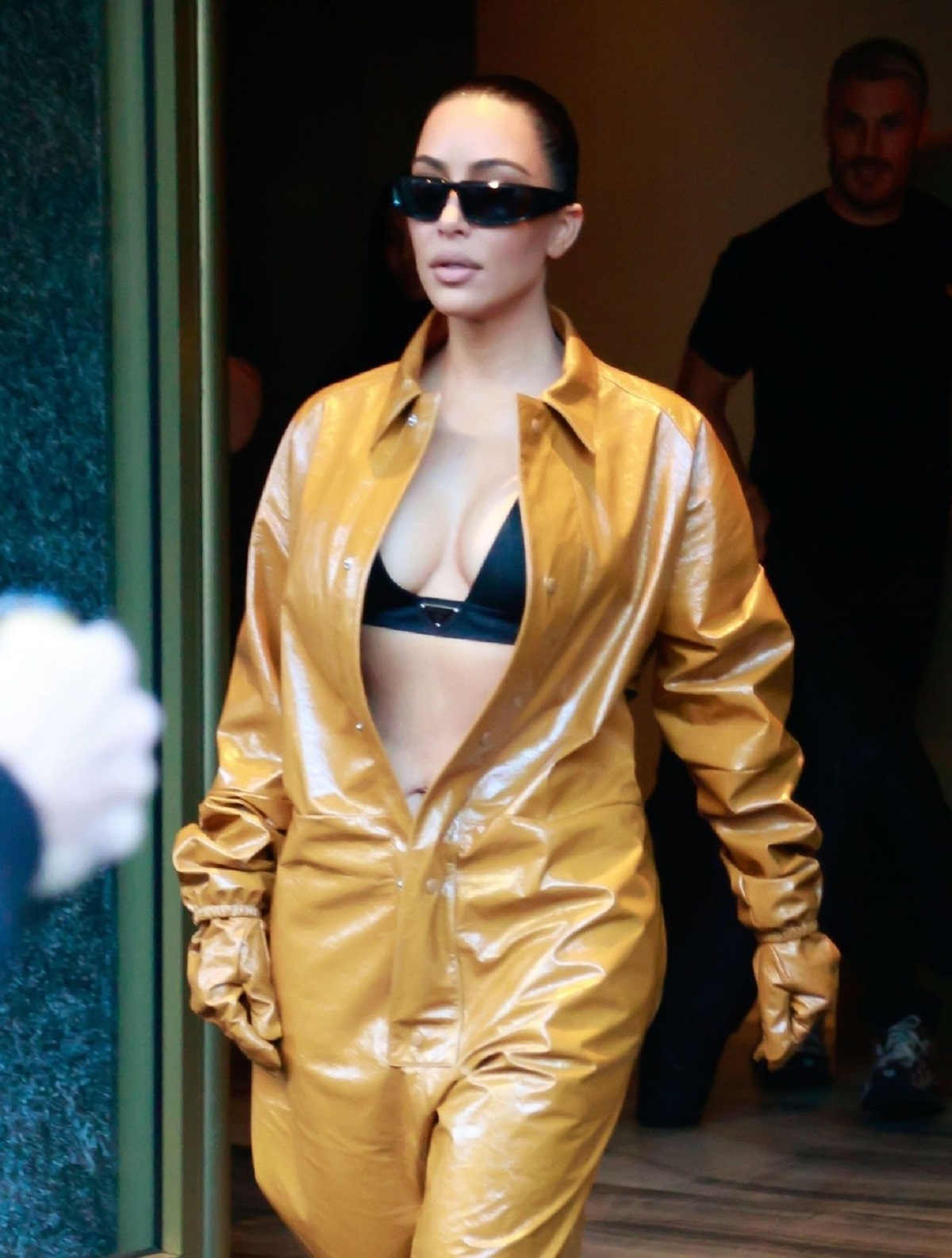 Kim Kardashian și-a lăsat bustul la vedere într-un costum din piele portocaliu