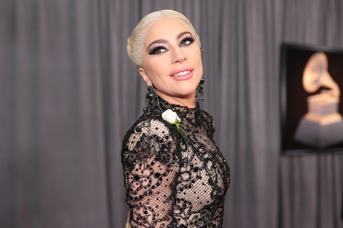 Lady Gaga într-o rochie neagră cu dantelă la cea de-a 60-a gală a premiilor Grammy