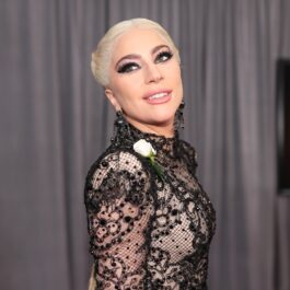 Lady Gaga într-o rochie neagră cu dantelă la cea de-a 60-a gală a premiilor Grammy