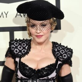 Madonna îmbrăcată într-o rochie alb cu negru la Gala Premiilor Grammy din anul 2015