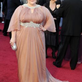 Melissa McCarthy într-o rochi lungă, crem, la Gala Premiilor Oscar din anul 2012