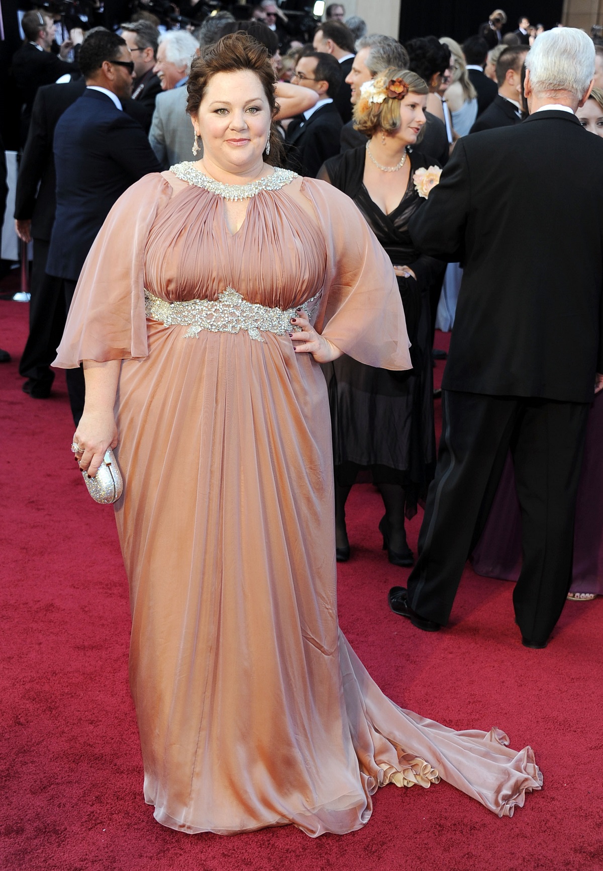 Melissa McCarthy într-o rochi lungă, crem, la Gala Premiilor Oscar din anul 2012