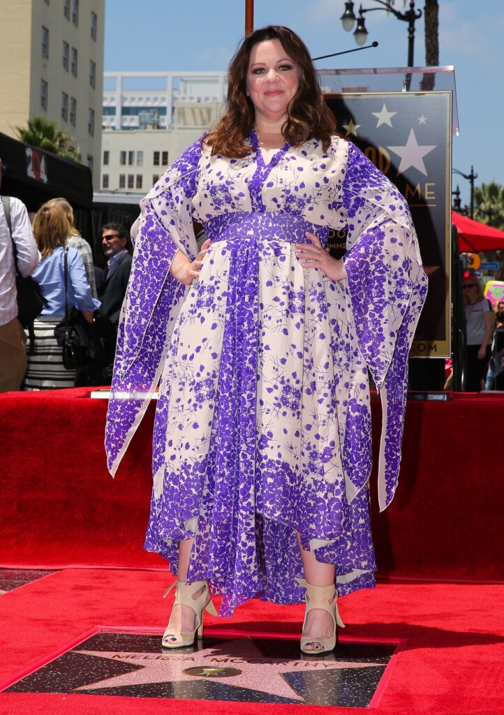 Melissa McCarthy într-o rochie violet după ce a primit o stea la Hollywood