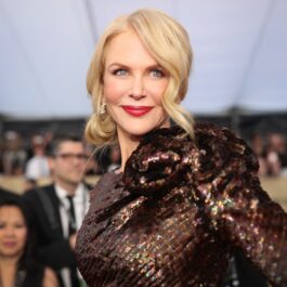 Nicole Kidman într-o rochie maro cu paiete în timp ce pozează la cea de-a 24-a Gală a Preimiilor Oscar