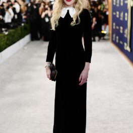 Nicole Kidman într-o rochie neagră cu guler alb la gala premiilor SAG 2022
