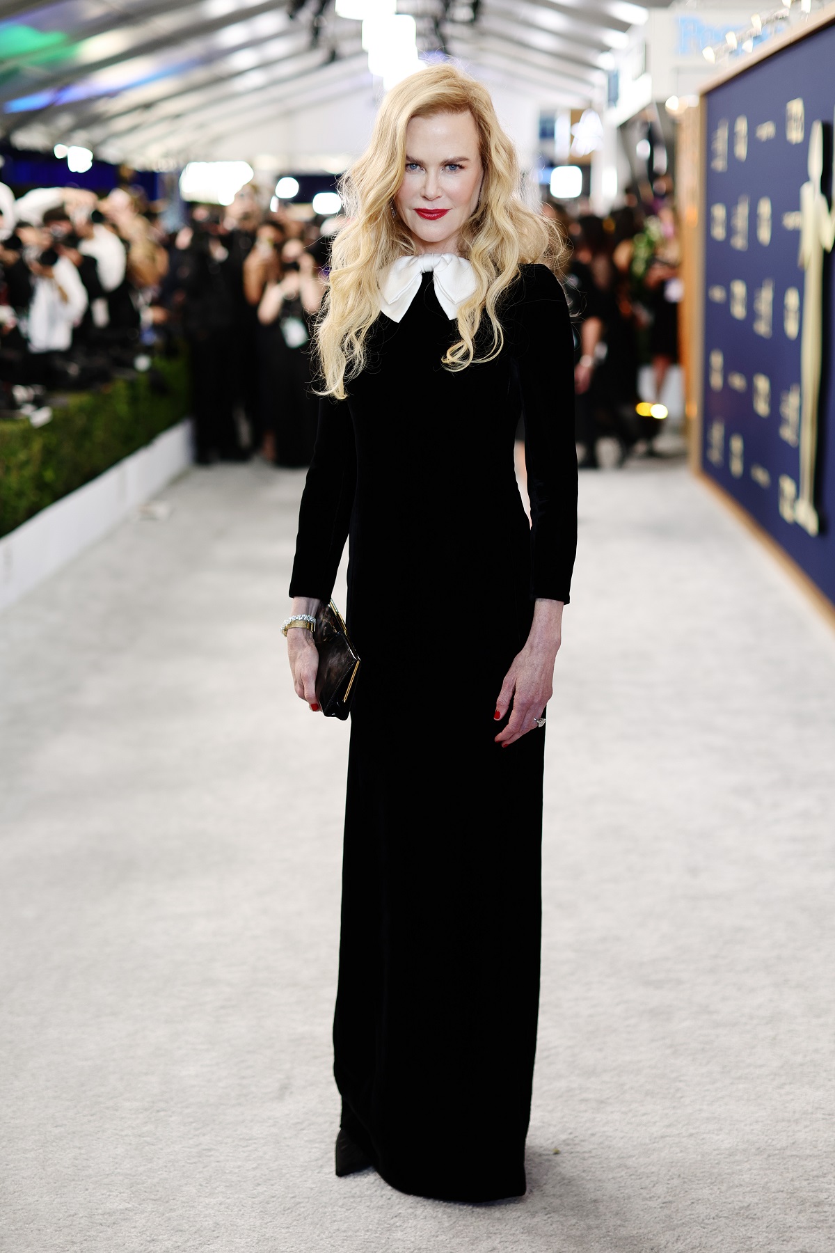 Nicole Kidman într-o rochie neagră cu guler alb la gala premiilor SAG 2022