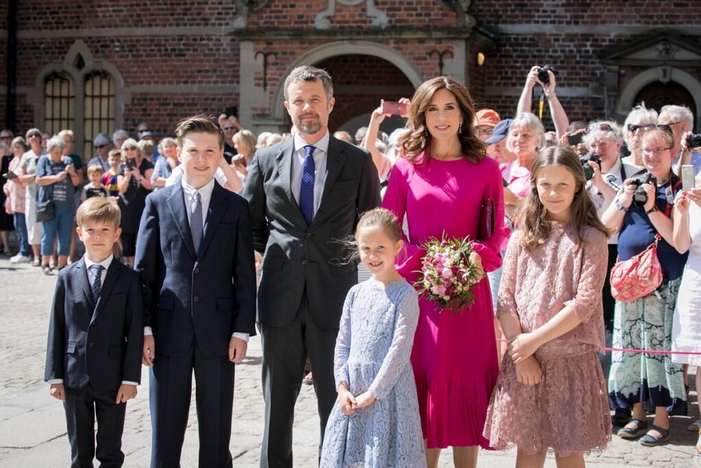 Prințesa Mary și Prințul Frederik alături de copiii lor Prințul Christian Valdemar Henri John de Danemarca, Prințesa Isabella Henrietta Ingrid Margrethe de Danemarca și gemenii Prințul Vincent Frederik Minik Alexander și Prințesa Josephine Sophia Ivalo Mathilde