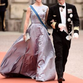 Prințesa Mary și Prințul Frederik îmbrăcați elegant la nunta Prințului Philip al Suediei