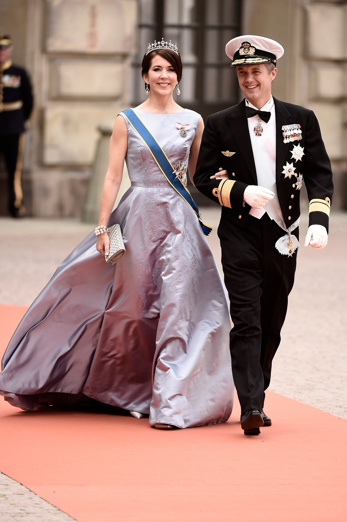 Prințesa Mary și Prințul Frederik îmbrăcați elegant la nunta Prințului Philip al Suediei