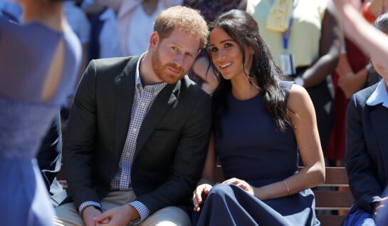 Prințul Harry îmbrăcat la cstum alături de soția sa, Meghan MArkle la un eveniment public