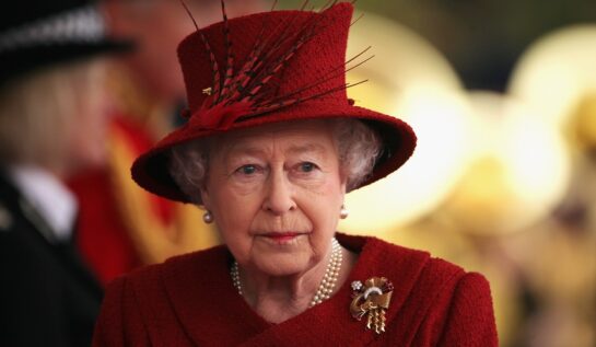 Regina Elisabeta într-un costum roșu, a fost testaă pozitiv COVID-19