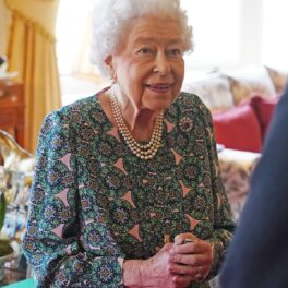 Regina Elisabeta într-o rochie cu imprimeu floral a avut prima întâlnire oficială de la Castelul Windsor după ce fiul său a fost diagnosticat cu COVID-19