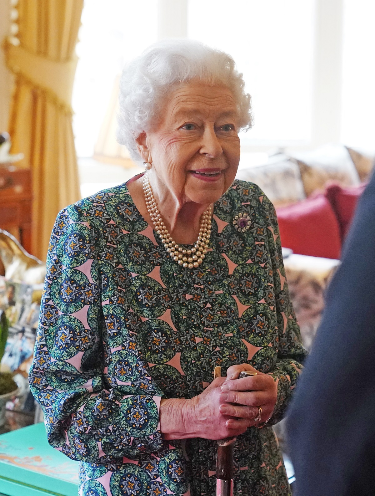 Regina Elisabeta într-o rochie cu imprimeu floral a avut prima întâlnire oficială de la Castelul Windsor după ce fiul său a fost diagnosticat cu COVID-19