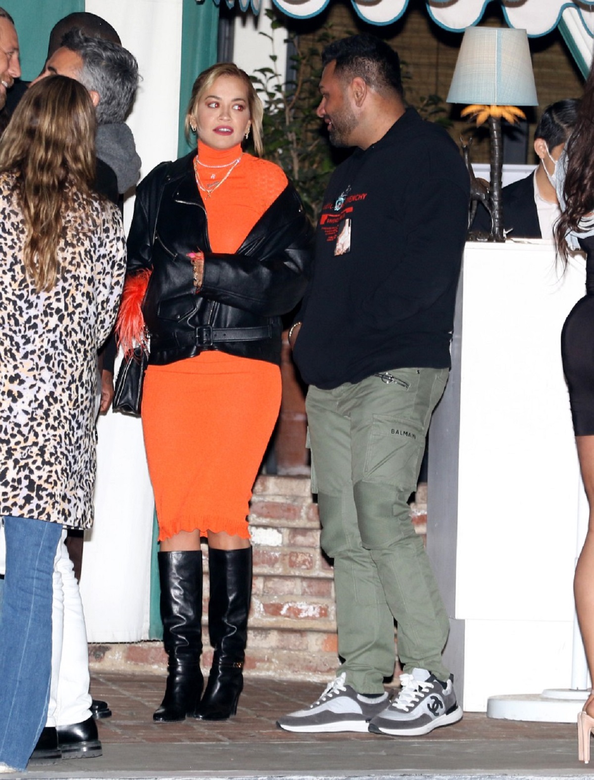 Rita Ora într-o rochie portocalie și o geacă de piele neagră după ce a uat cina cu prietenii în Los Angeles