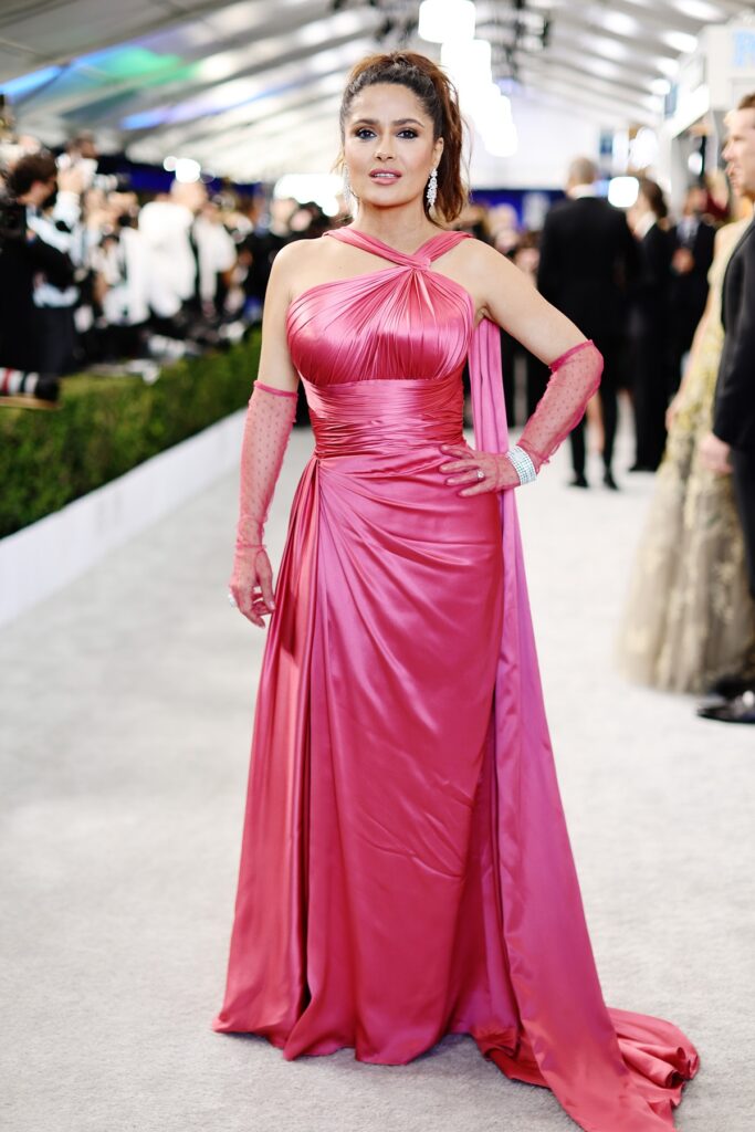 Salma Hayek a purtat o rochie roz semnată de Gucci la Gala Premiilor SAG 2022