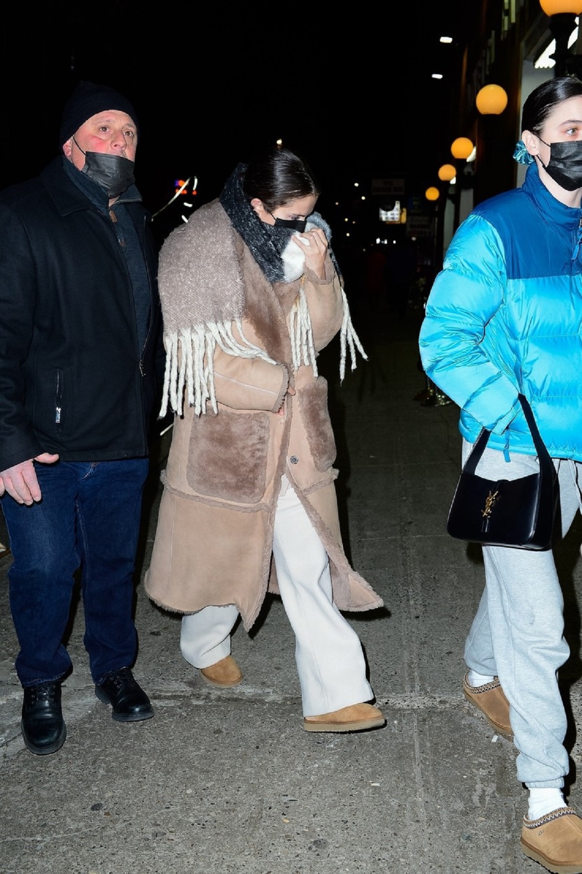 Selena Gomez a încercat să se ascundă de fotografi și a purtat un palton oversize maro la un show de comedie din New York