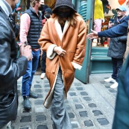 Zendaya purtând un palton din piele în timp ce merge la întâlnire cu Tom Holland