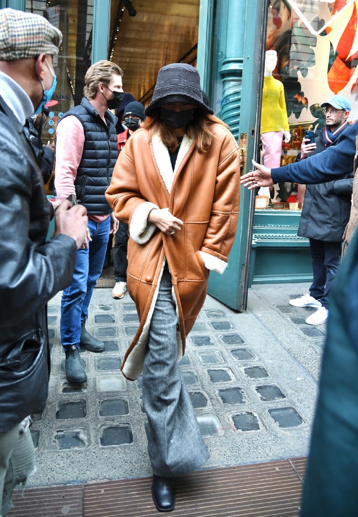 Zendaya purtând un palton din piele în timp ce merge la întâlnire cu Tom Holland