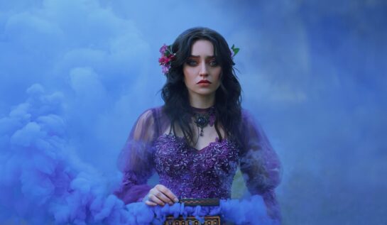 O femeie frumoasăc are stă într-un nor de fum albastru pentru a reprezenta una din cele trei zodii ghinioniste în ziua de 20 februarie 2022