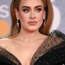 Adele a purtat un decolteu amplu la Brit Awards 2022, cu tul negru