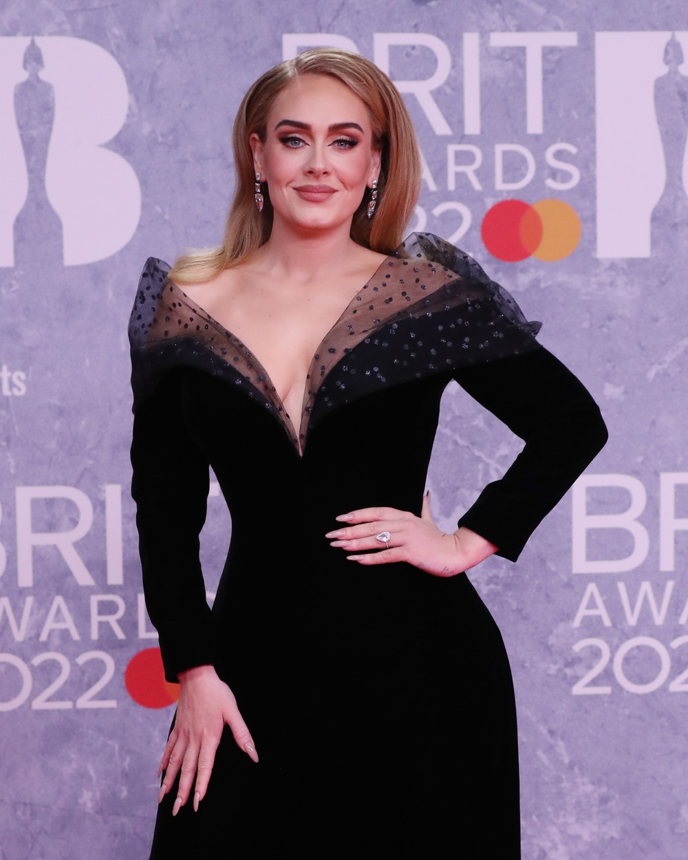 Adele, pe covorul roșu de la Brit Awards 2022, într-o rochie lungă, neagră, cu trenă