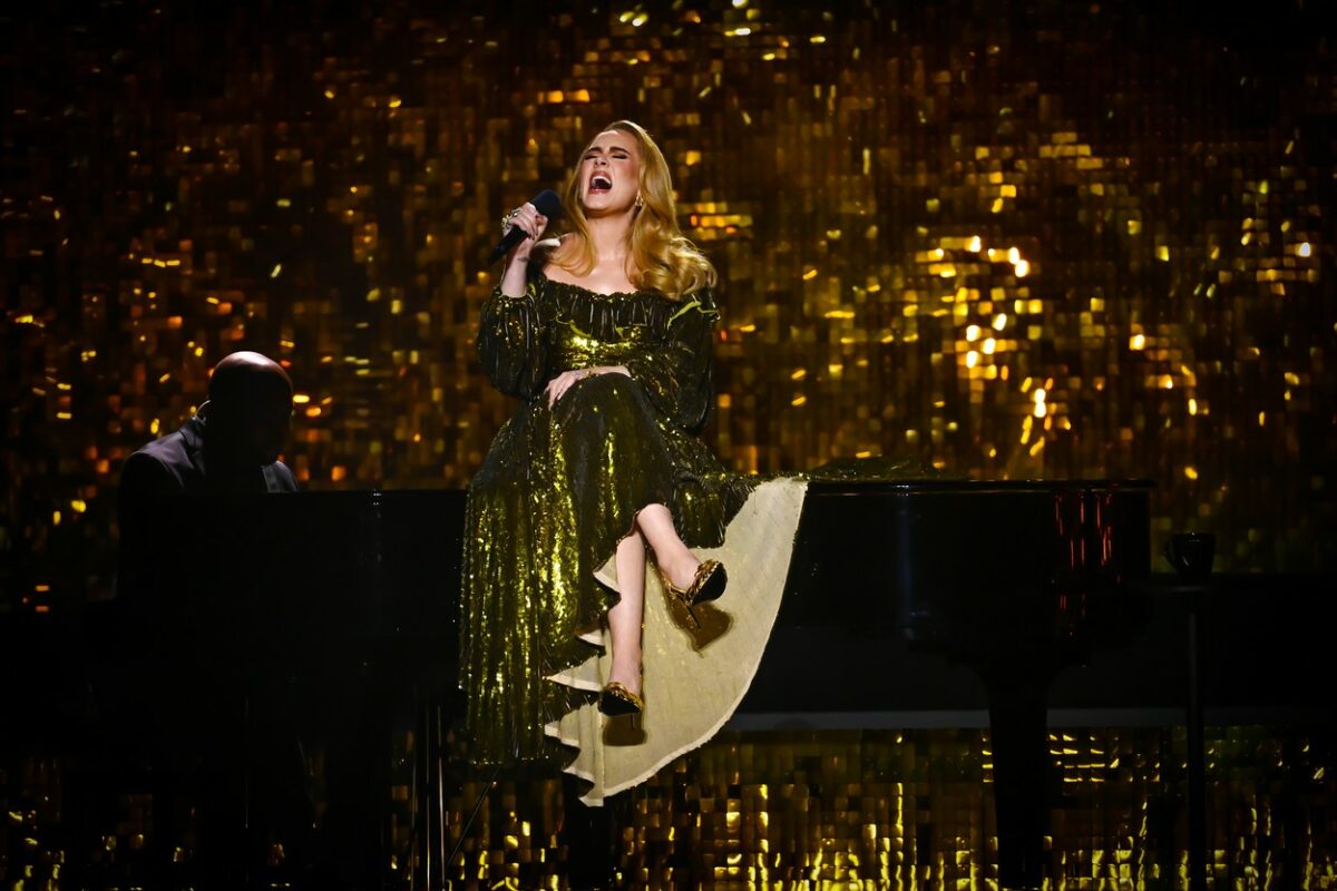 Adele, reprezentație pe scena Brit Awards 2022, într-o rochie strălucitoare