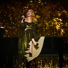 Adele, reprezentație pe scena Brit Awards 2022, într-o rochie strălucitoare