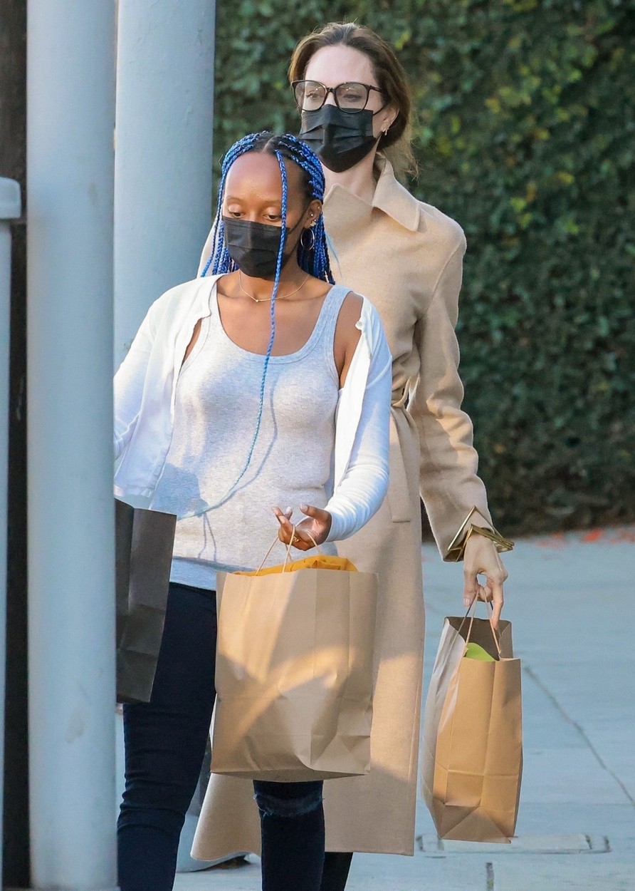 Angelina Jolie, pe stradă, în spatele fiicei sale, Zahara, în haine deschise la culoare
