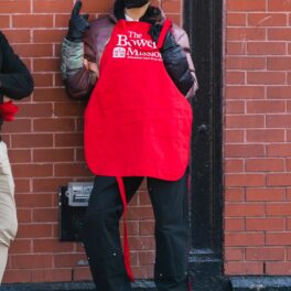 Bella Hadid, cu un șorț roșu de gât, la un centru de voluntariat în New York