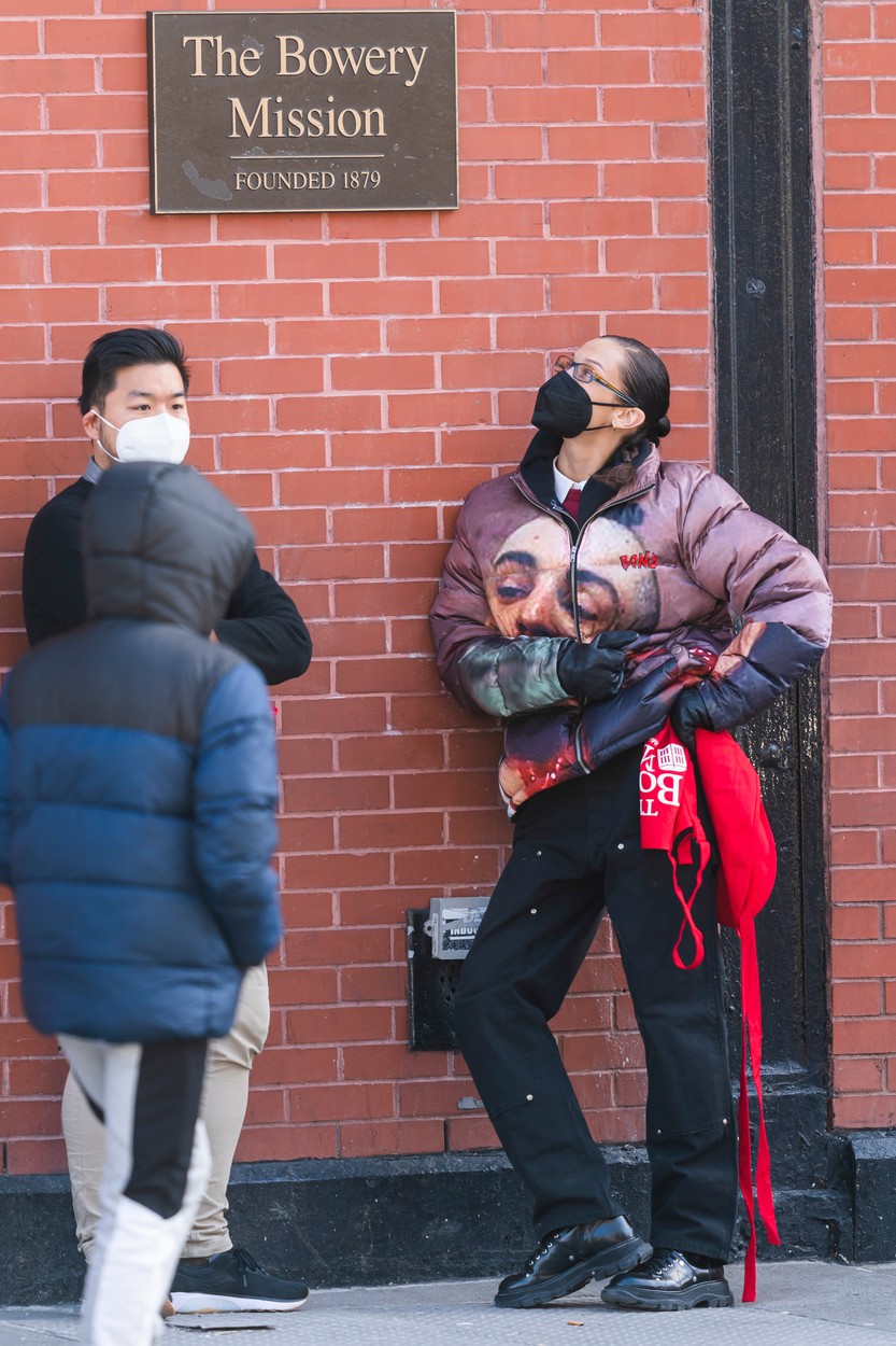 Bella Hadid, fotografiată în timp ce discută cu oamenii la un centru din New York