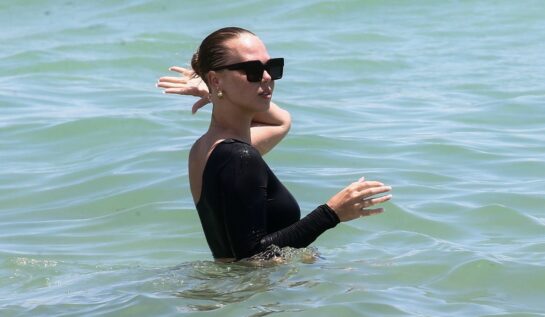 Bianca Elouise, în apa oceanului, în Miami
