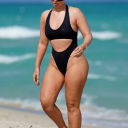 Bianca Elouise, fotografiată în timp ce iese din apă, pe plajă în Miami