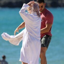 Britney Spears, în halat alb, pe plajă, în vacanță