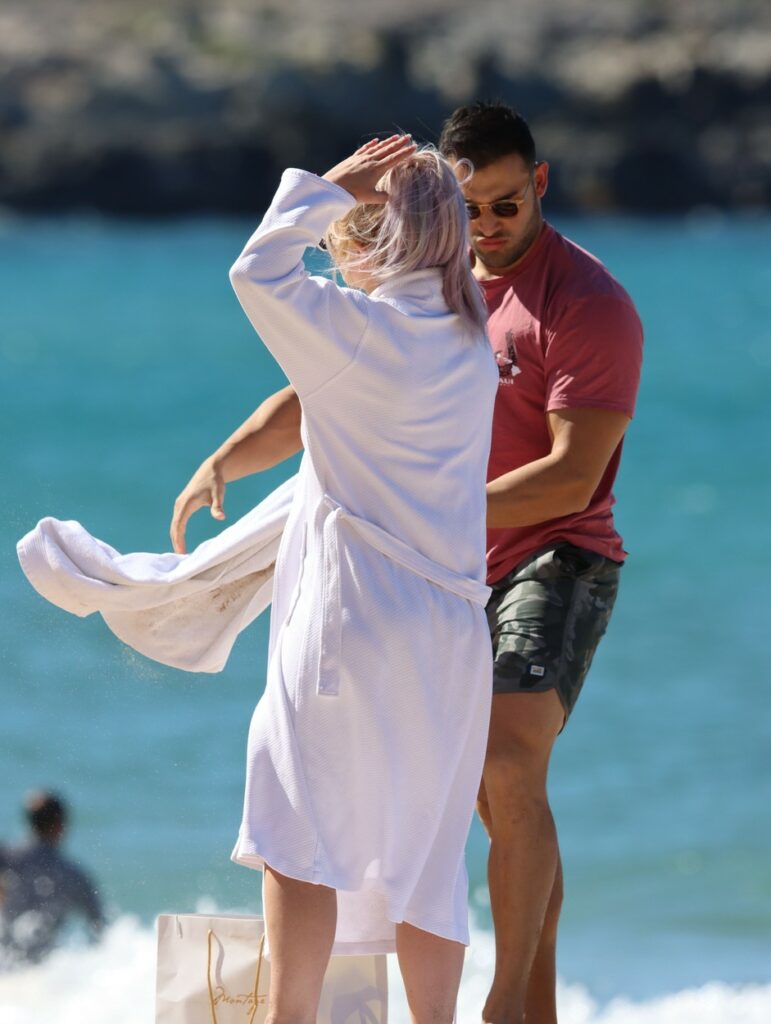 Britney Spears, în halat alb, pe plajă, în vacanță