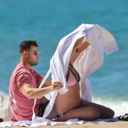 Britney Spears, într-un costum de baie roz, din două piese, la plajă