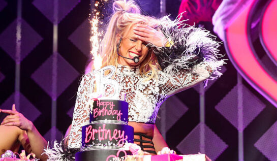 Britney Spears, pe scenă, cu un tort în față, de ziua ei